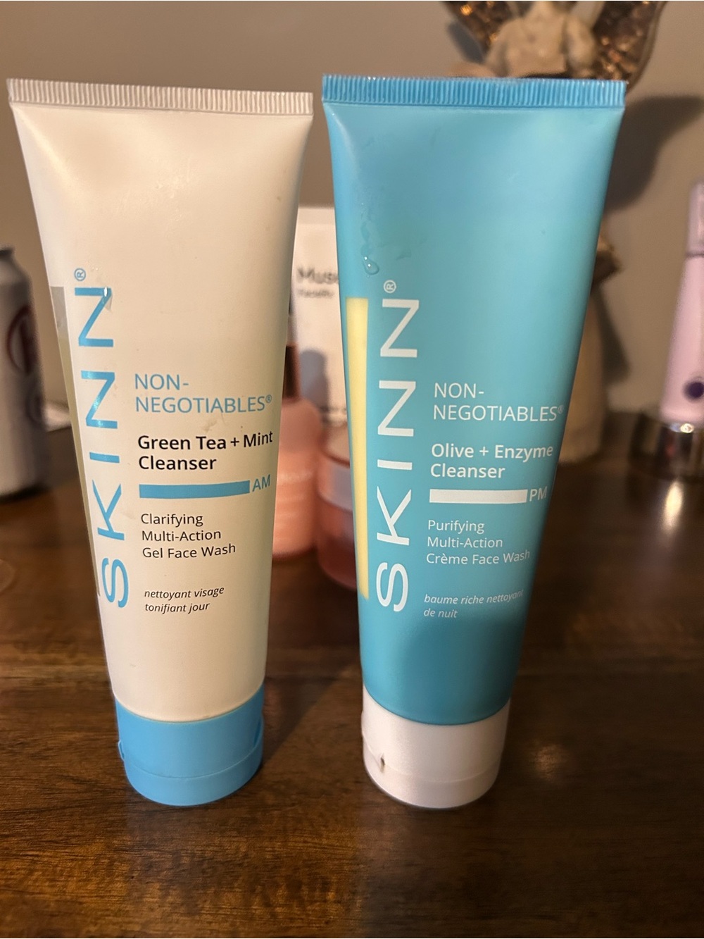 SKINN Non-Negotiables Green Tea + Mint Cleanser – White & Cyan Blue